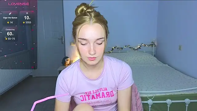 Snapshot of Wild_Sophie_ chatting on October 2025 07:01:02 PM Wild Sophie online show from October 2025 07:01:02 PM