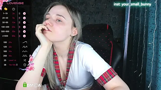 Snapshot of Your_small_bunny chatting on October 2025 02:09:02 AM Your small bunny online show from October 2025 02:09:02 AM