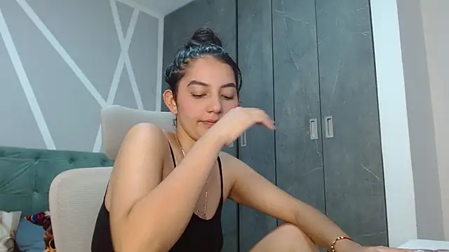 Snapshot of camil_blue chatting on January 2025 06:48:01 PM camil blue online show from January 2025 06:48:01 PM