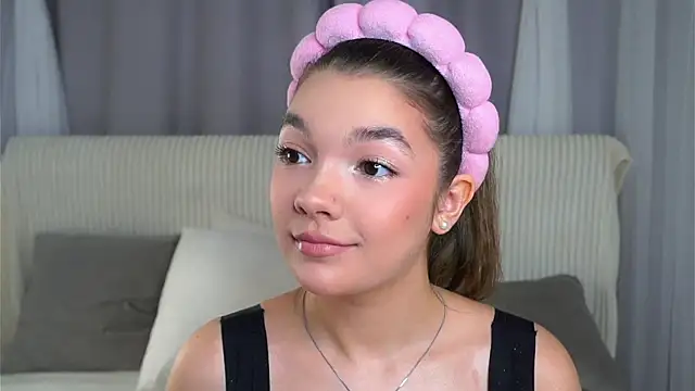 Snapshot of VeronaAppleberry chatting on October 2025 11:31:02 AM VeronaAppleberry online show from October 2025 11:31:02 AM