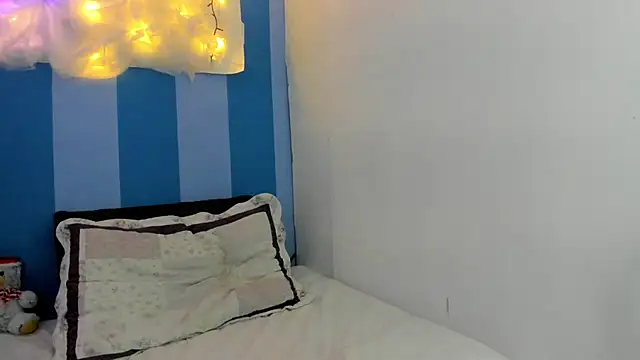 Snapshot of britny_clouds chatting on December 2024 04:08:02 PM britny clouds online show from December 2024 04:08:02 PM