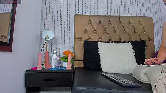 Snapshot of veneno_hot chatting on March 2025 01:07:02 PM veneno hot online show from March 2025 01:07:02 PM