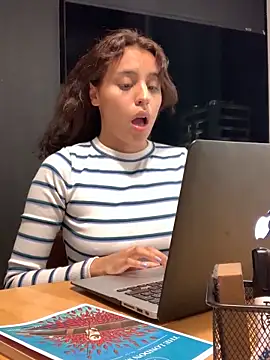 Snapshot of Katee_Jones chatting on February 2025 01:23:01 AM Katee Jones online show from February 2025 01:23:01 AM