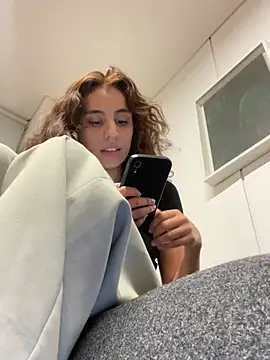 Snapshot of Katee_Jones chatting on February 2025 12:53:02 AM Katee Jones online show from February 2025 12:53:02 AM