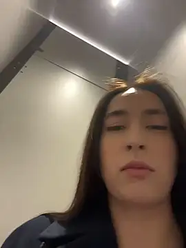 Holly Play online show from March 2026 12:09:01 PM