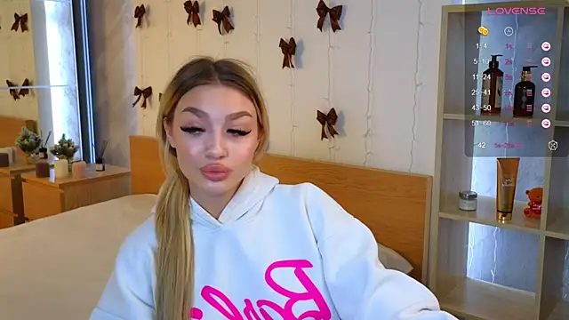 Snapshot of Ella_Milla chatting on December 2024 08:33:02 AM Ella Milla online show from December 2024 08:33:02 AM