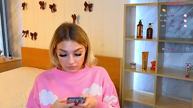 Snapshot of Ella_Milla chatting on December 2024 11:33:01 AM Ella Milla online show from December 2024 11:33:01 AM