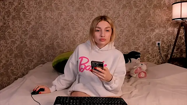 Snapshot of Ella_Milla chatting on March 2025 10:38:02 PM Ella Milla online show from March 2025 10:38:02 PM