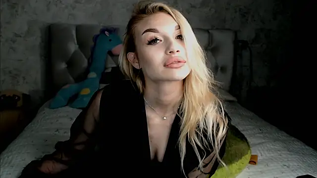 Snapshot of Ella_Milla chatting on April 2026 08:11:02 PM Ella Milla online show from April 2026 08:11:02 PM