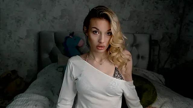 Snapshot of Ella_Milla chatting on June 2026 02:12:02 PM Ella Milla online show from June 2026 02:12:02 PM