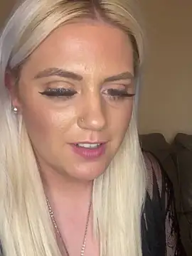 Blondiee3088 online show from December 2024 01:25:02 AM