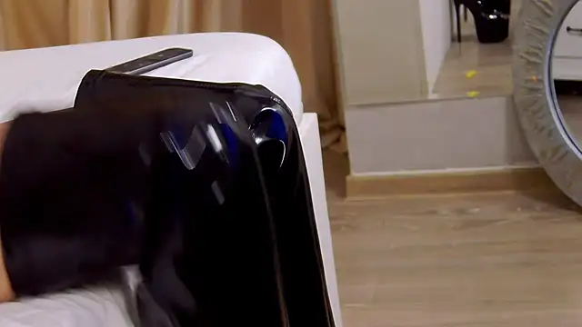 Snapshot of FeetVibe chatting on February 2025 09:38:01 AM FeetVibe online show from February 2025 09:38:01 AM