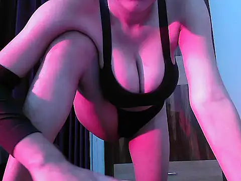 Snapshot of Official_queen chatting on April 2026 06:27:02 PM Official queen online show from April 2026 06:27:02 PM