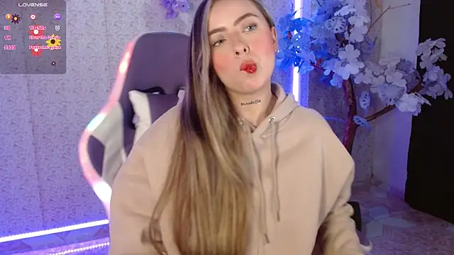 Snapshot of NaomiFox1 chatting on February 2025 03:31:02 AM NaomiFox1 online show from February 2025 03:31:02 AM