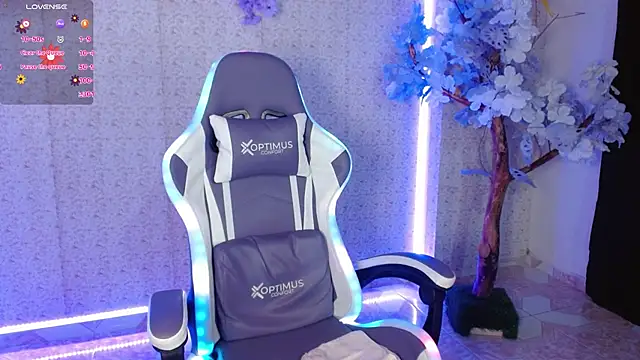 Snapshot of NaomiFox1 chatting on February 2025 07:23:01 AM NaomiFox1 online show from February 2025 07:23:01 AM