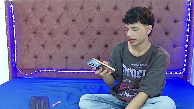 Snapshot of boys_yourparty chatting on December 2024 01:43:02 PM boys yourparty online show from December 2024 01:43:02 PM