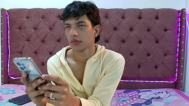 Snapshot of boys_yourparty chatting on January 2025 01:40:01 PM boys yourparty online show from January 2025 01:40:01 PM