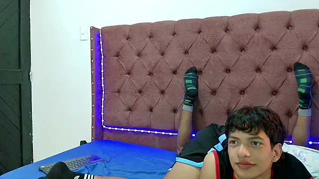 Snapshot of boys_yourparty chatting on January 2025 01:42:01 PM boys yourparty online show from January 2025 01:42:01 PM