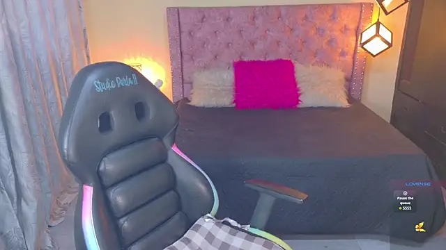 Snapshot of Scarllett_BDSM chatting on November 2025 10:26:01 PM Scarllett BDSM online show from November 2025 10:26:01 PM