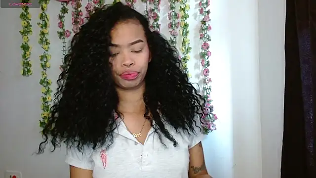 Snapshot of Shenna_brunette_ chatting on December 2025 03:06:01 PM Shenna brunette online show from December 2025 03:06:01 PM