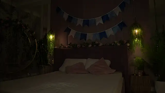 Smiley Mia online show from September 2025 05:02:02 AM