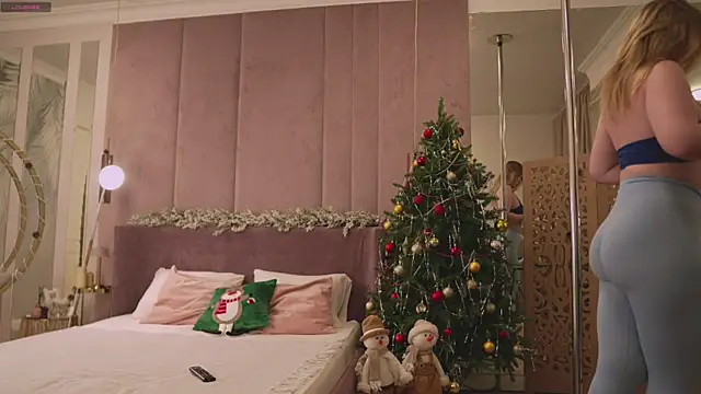 Smiley Mia online show from December 2025 05:06:02 AM