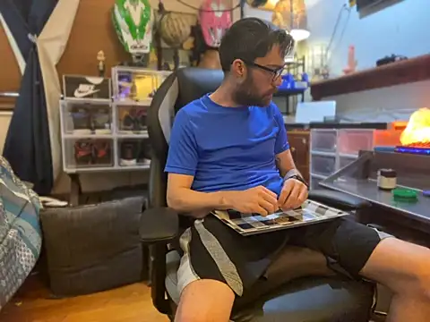 Snapshot of slutty_guy12 chatting on January 2025 11:28:01 PM slutty guy12 online show from January 2025 11:28:01 PM