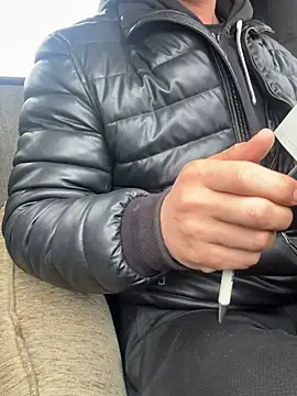 Snapshot of AlexGWoW chatting on April 2026 07:09:01 AM AlexGWoW online show from April 2026 07:09:01 AM