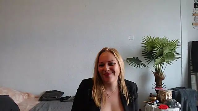 Snapshot of Doucelouve9 chatting on February 2025 01:17:02 PM Doucelouve9 online show from February 2025 01:17:02 PM