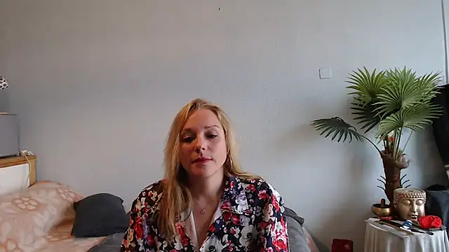 Snapshot of Doucelouve9 chatting on February 2025 09:24:02 AM Doucelouve9 online show from February 2025 09:24:02 AM