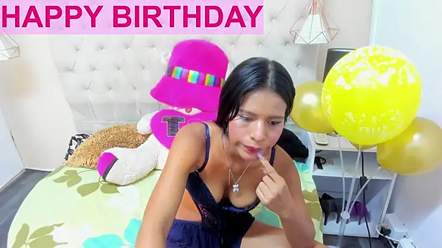 Snapshot of Little_Helen chatting on January 2025 01:32:01 PM Little Helen online show from January 2025 01:32:01 PM