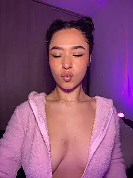 Crystal Dluna online show from November 2025 05:45:02 PM