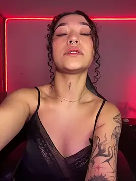 Crystal Dluna online show from December 2025 03:20:04 PM