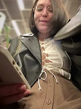 Snapshot of meow_girl chatting on January 2025 03:17:02 PM meow girl online show from January 2025 03:17:02 PM