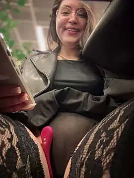 Snapshot of meow_girl chatting on March 2025 01:09:01 PM meow girl online show from March 2025 01:09:01 PM