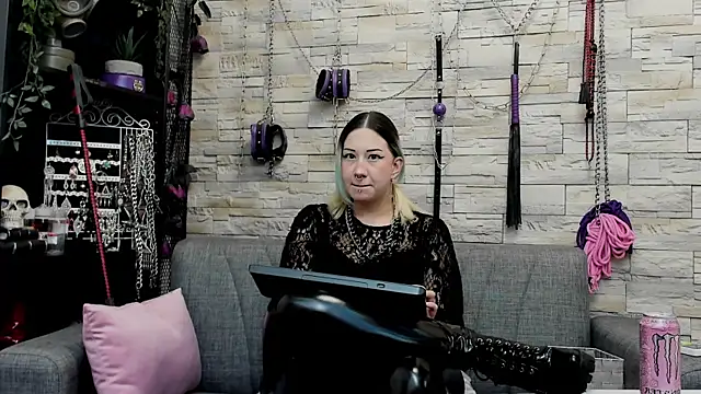 Snapshot of CruelMistress chatting on April 2026 12:43:02 AM CruelMistress online show from April 2026 12:43:02 AM