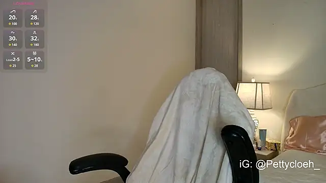 Snapshot of PettyCloeh chatting on November 2025 10:44:02 PM PettyCloeh online show from November 2025 10:44:02 PM