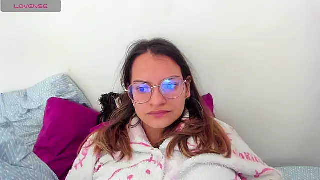 Angie Pirss online show from December 2025 03:05:01 PM