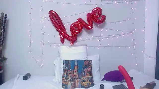 Nicol Love0 online show from March 2025 08:00:01 PM