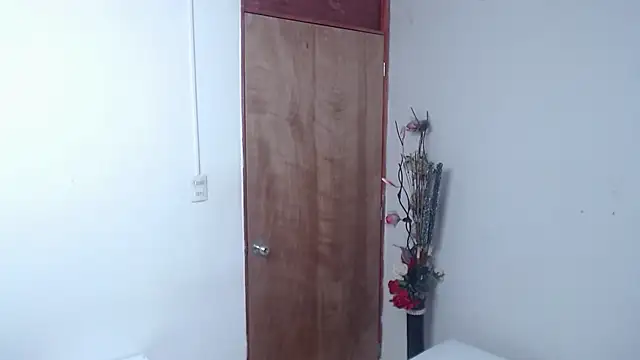 Nicol Love0 online show from March 2025 05:17:02 PM