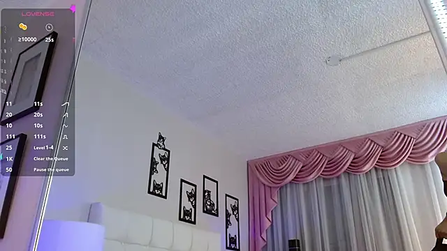 Snapshot of Zoe_Vixen chatting on February 2025 08:15:02 PM Zoe Vixen online show from February 2025 08:15:02 PM