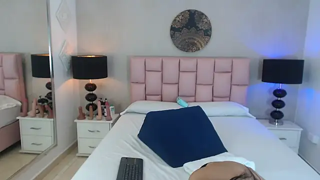 Snapshot of Zoe_Vixen chatting on February 2025 08:07:02 PM Zoe Vixen online show from February 2025 08:07:02 PM