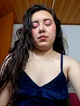 Snapshot of Emi_chik chatting on April 2026 11:21:01 AM Emi chik online show from April 2026 11:21:01 AM