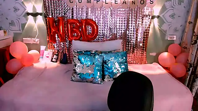 Snapshot of Emili_Roux chatting on February 2025 01:37:02 PM Emili Roux online show from February 2025 01:37:02 PM