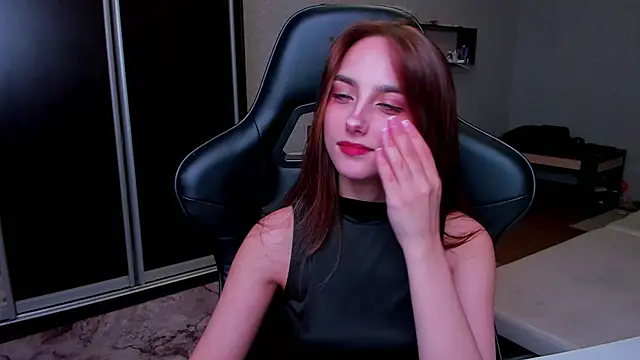 Snapshot of SilverDream chatting on April 2026 07:55:02 PM SilverDream online show from April 2026 07:55:02 PM