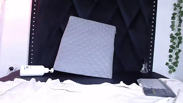 Snapshot of dafne_queenn chatting on February 2025 04:00:02 PM dafne queenn online show from February 2025 04:00:02 PM