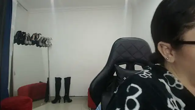 Snapshot of Madame_Shein_ chatting on February 2025 09:21:02 PM Madame Shein online show from February 2025 09:21:02 PM