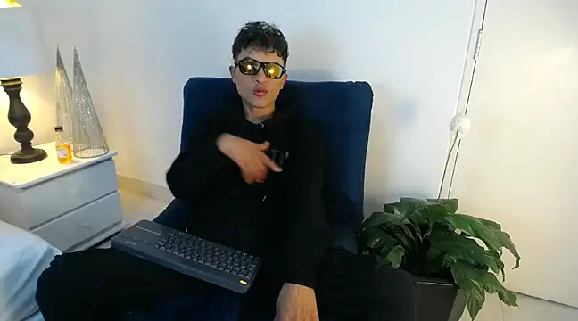 Edward Milleer online show from December 2024 03:25:02 AM