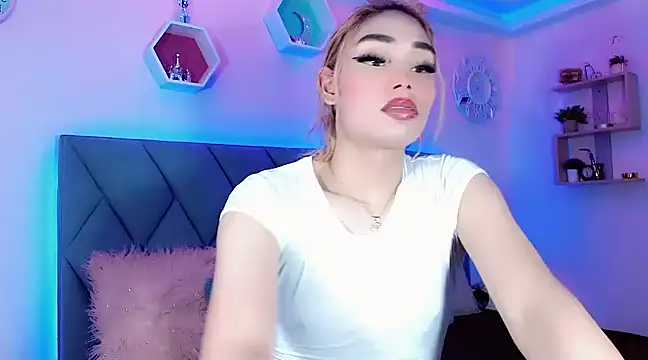 Snapshot of Hallyhott chatting on December 2024 01:06:01 PM Hallyhott online show from December 2024 01:06:01 PM