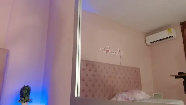 Snapshot of alice_sofia chatting on October 2025 12:02:01 PM alice sofia online show from October 2025 12:02:01 PM